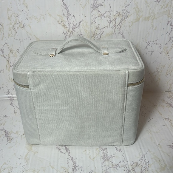 NEW - DIOR WHITE AND GOLD MAKE UP VANITY KIT - Picture 7 of 11